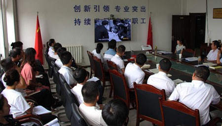 為深入學習習近平新時代中國特色社會主義思想和黨的十九大精神，落實好“不忘初心、牢記使命”主題教育相關工作。8月16日，隧道公司機關黨支部黨員大會在公司1號會議室召開，機關黨支部