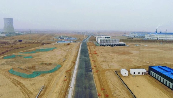“目前，該項目路槽已開挖5.1公里，結構層施工完成2.1公里，管網施工進度達到60%，現場投入挖掘機、混凝土泵車等機械設備二十余臺，勞務作業人員五十余名正在加緊作業！”項目負責人告訴筆者，項目在春節后