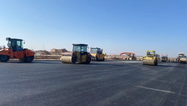 近日，在西部市政建設集團蘭州新區城市礦產與表面處理產業園區（二期）周邊基礎設施項目—園區西路南延段（緯五十路至緯二十八路）項目現場，隨著一輛輛運料車平穩駛入，攤鋪機將滾燙的瀝青混合料均勻鋪開，標志著項