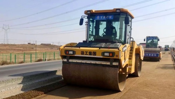 近日，蘭州新區秦川園區X203線大中修工程項目現場忙碌起來，由甘肅建投路政建設科技有限公司負責的面層維修改造提升工作正加速推進。“X203線改造總里程達9.66km，現已投入壓路機、銑刨機等機械設備5