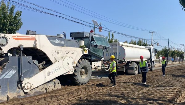 隨著大型冷再生機組緩緩駛過，一段平整嶄新的試驗段路面隨即成型。近日，由西部市政建設集團一公司承建的慶陽市正寧縣S501線五頃塬至三嘉公路項目全深式就地冷再生試驗段順利完成攤鋪作業。據悉，該項目攤鋪試驗